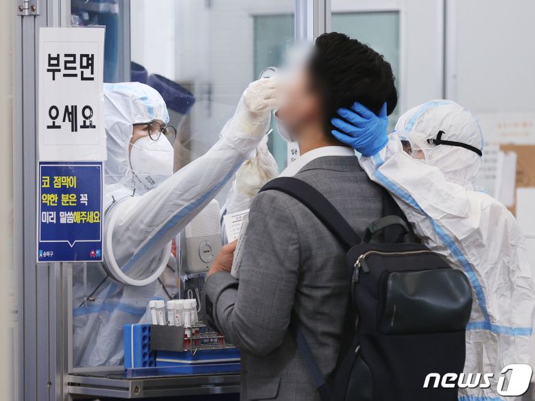 코로나19 신규 확진자가 3292명 발생한 18일 오전 서울 송파구보건소에 마련된 신종 코로나바이러스 감염증(코로나19) 선별진료소를 찾은 시민들이 검체검사를 받고 있다. 2021.11.18/뉴스1 © News1 이재명 기자