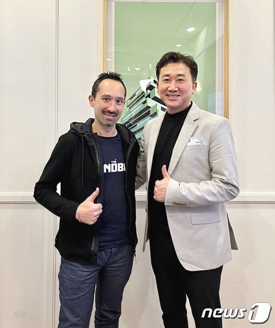 큐브엔터테인먼트 측은 22일 "더 샌드박스의 세바스티앙 보르제 대표와 만나 메타버스 사업을 논의했다"고 밝혔다.(큐브엔터테인먼트 제공) © 뉴스1