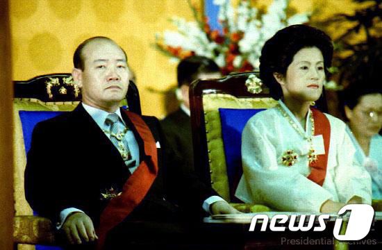 전두환 전 대통령(왼쪽)과 부인 이순자씨. (대통령기록관 홈페이지 캡처) 2021.11.23/뉴스1