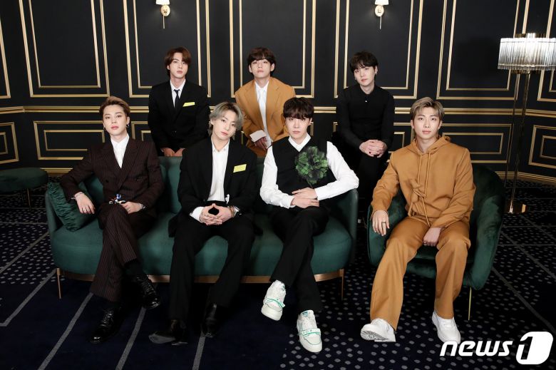 그룹 방탄소년단(BTS)이 15일(한국시간) 온라인으로 제63회 그래미 어워드(GRAMMY AWARDS) 레드카펫에 참여해 포즈를 취하고 있다. 방탄소년단은 제63회 그래미 어워드에서 ‘다이너마이트’로 ‘베스트 팝 듀오/그룹 퍼포먼스’ 부문 후보에 올랐으나 아쉽게 수상에는 실패했다. (빅히트 엔터테인먼트 제공) 2021.3.15/뉴스1 © News1 김진환 기자
