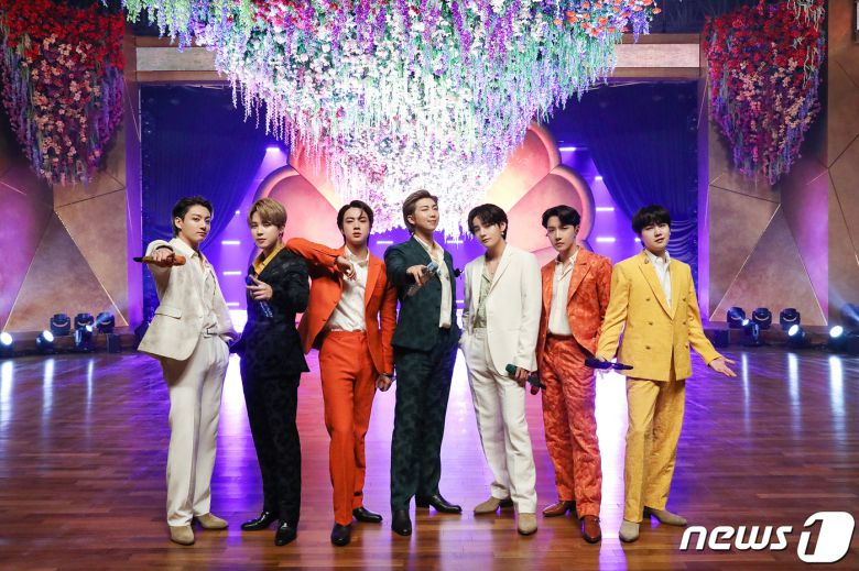 그룹 방탄소년단(BTS)이 15일(한국시간) 온라인으로 제63회 그래미 어워드(GRAMMY AWARDS)에서 작년 8월 발매한 디지털 싱글 'Dynamite'로 단독 공연을 펼치고 있다. 방탄소년단은 제63회 그래미 어워드에서 ‘다이너마이트’로 ‘베스트 팝 듀오/그룹 퍼포먼스’ 부문 후보에 올랐으나 아쉽게 수상에는 실패했다. (빅히트 엔터테인먼트 제공) 2021.3.15/뉴스1 © News1 김진환 기자