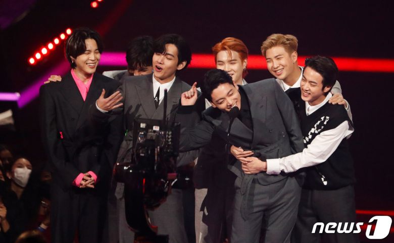 방탄소년단(BTS)이 21일(현지시간) 캘리포니아주 로스앤젤레스의 마이크로소프트 시어터에서 열린 아메리칸 뮤직 어워즈（AMA)서 아시아 가수로는 최초로 대상인 '아티스트 오브 더 이어' 를 받고 있다. © 로이터=뉴스1 © News1 우동명 기자