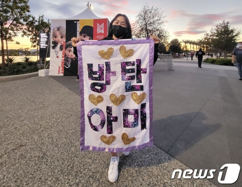 방탄소년단 팬 링링이 자신이 직접 만든 현수막을 들고 포즈를 취하고 있다. © 뉴스1 고승아 기자