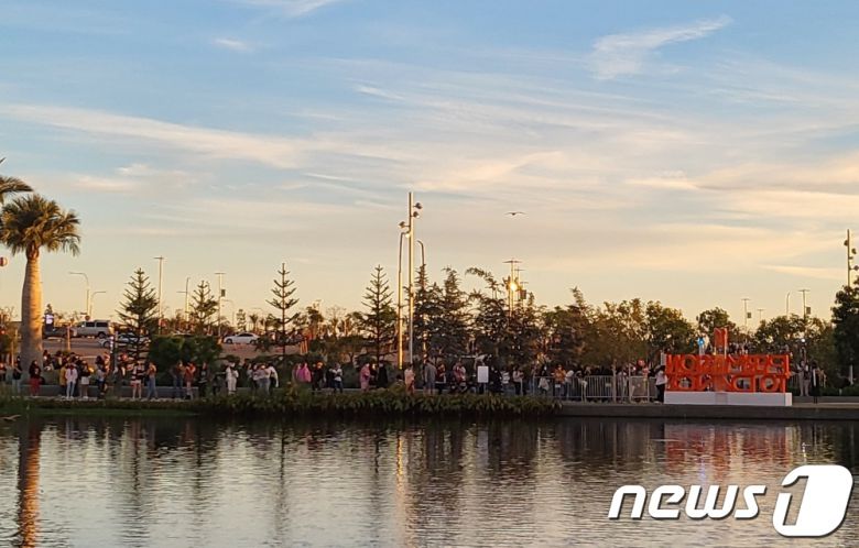 방탄소년단 '퍼미션 투 댄스' 문구와 사진을 찍기 위해 줄을 선 아미 모습들. © 뉴스1 고승아 기자