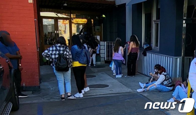 그룹 방탄소년단(BTS)가 2년만에 미국에서 대면콘서트를 가졌다. 27일 오후 미국 로스앤젤레스 소파이(SO-FI) 스타디움에서 열린 'BTS 퍼미션 투 댄스 온 스테이지 인 LA'(BTS PERMISSION TO DANCE ON STAGE in LA)의 첫날 공연에 5만명의 팬들이 몰려 환호했다. 공연 시작전 LA의 한 한인식당 앞에서 팬들이 대기를 하고 있다. 2021.11.28/뉴스1 © News1 고승아 기자