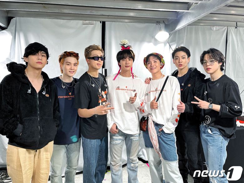 그룹 방탄소년단(BTS)이 2년 만에 미국에서 대면콘서트를 가졌다. 27일 오후(현지시간) 미국 로스앤젤레스 소파이(SO-FI) 스타디움에서 'BTS 퍼미션 투 댄스 온 스테이지 인 LA'(BTS PERMISSION TO DANCE ON STAGE in LA)의 1회차 공연을 가진 BTS 멤버들은 공식 트위터를 통해 대기실 등의 사진을 공개했다. BTS는 "아미들의 목소리가 가득한 공연장…? 이거 꿈 아니죠?＂라고 설레이는 감정과 함께 ＂내일도 이 자리에서 아미 여러분들을 기다리고 있겠습니다! 또 만나요 아미!＂라고 공식 트위터에 남겼다. (BTS 오피셜 트위터 제공) 2021.11.28/뉴스1