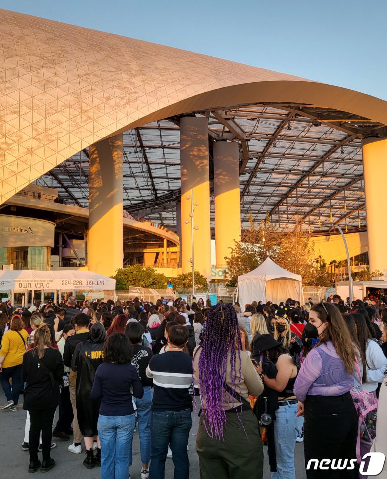 그룹 방탄소년단(BTS)가 2년만에 미국에서 대면콘서트를 가졌다. 27일 오후 로스앤젤레스 소파이(SO-FI) 스타디움에서 'BTS 퍼미션 투 댄스 온 스테이지 인 LA'(BTS PERMISSION TO DANCE ON STAGE in LA)의 첫날 공연을 찾은 팬들이 공연장에 들어가기 위해 줄을 서서 기다리고 있다. 2021.11.28/뉴스1 © News1 고승아 기자