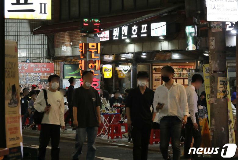 사회적 거리두기 4단계 격상을 하루 앞둔 11일 밤 서울 중구 을지로 노가리 골목 2~3개 유명 가게에만 손님들이 북적이고 있다. 노가리 골목의 대부분의 가게들은 확연히 줄어든 손님으로 인해 한산한 모습을 보이거나 장사를 접고 문을 열지 않았다. 2021.7.11/뉴스1 © News1 박정호 기자