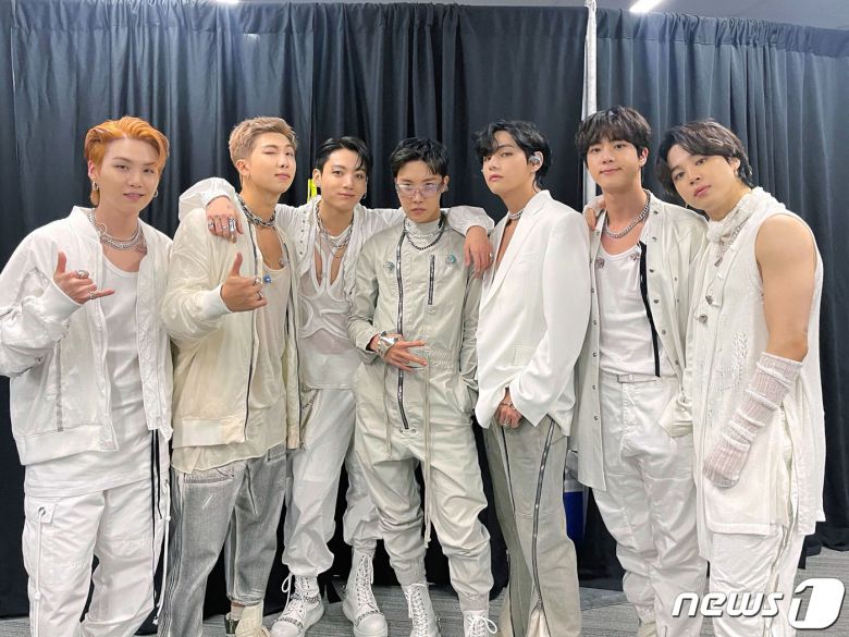 그룹 방탄소년단(BTS)이 2년 만에 미국에서 대면콘서트를 가졌다. 27일 오후(현지시간) 미국 로스앤젤레스 소파이(SO-FI) 스타디움에서 'BTS 퍼미션 투 댄스 온 스테이지 인 LA'(BTS PERMISSION TO DANCE ON STAGE in LA)의 1회차 공연을 가진 BTS 멤버들은 공식 트위터를 통해 대기실 등의 사진을 공개했다. BTS는 "아미들의 목소리가 가득한 공연장…? 이거 꿈 아니죠?＂라고 설레이는 감정과 함께 ＂내일도 이 자리에서 아미 여러분들을 기다리고 있겠습니다! 또 만나요 아미!＂라고 공식 트위터에 남겼다. (BTS 오피셜 트위터 제공) 2021.11.28/뉴스1