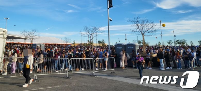 그룹 방탄소년단(BTS)가 2년만에 미국에서 대면콘서트를 가졌다. 27일 오후 미국 로스앤젤레스 소파이(SO-FI) 스타디움에서 'BTS 퍼미션 투 댄스 온 스테이지 인 LA'(BTS PERMISSION TO DANCE ON STAGE in LA)의 첫날 공연을 찾은 팬들이 공연장에 들어가기 위해 줄을 서서 기다리고 있다. 2021.11.28/뉴스1 © News1 고승아 기자