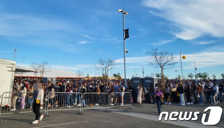 그룹 방탄소년단의 콘서트 MD를 사기 위해 아미들이 줄을 선 모습. © 뉴스1 고승아 기자