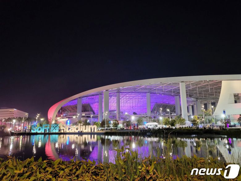 그룹 방탄소년단(BTS)가 2년만에 미국에서 대면콘서트를 가졌다. 27일 오후(현지시간) 'BTS 퍼미션 투 댄스 온 스테이지 인 LA'(BTS PERMISSION TO DANCE ON STAGE in LA)의 첫날 공연이 펼쳐진 미국 로스앤젤레스 소파이(SO-FI) 스타디움 모습. 2021.11.28/뉴스1 © News1 고승아 기자