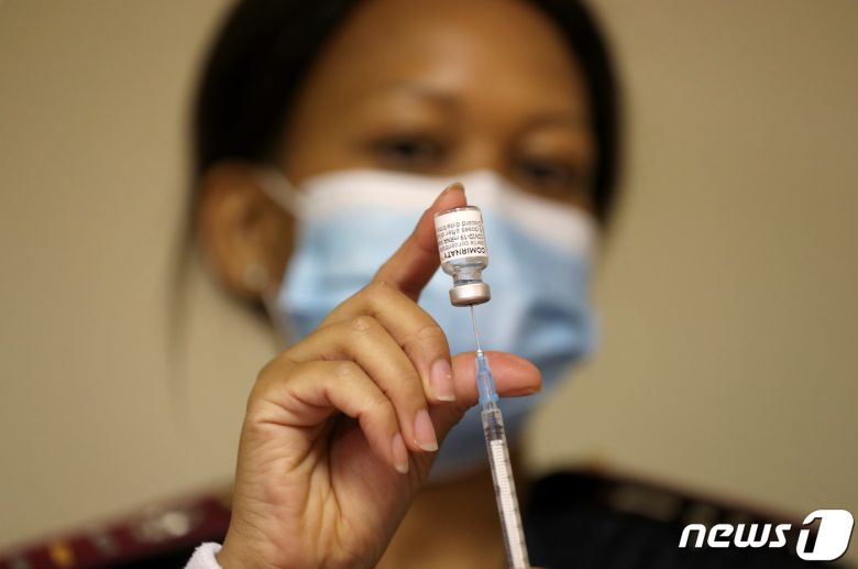 남아프리카공화국 요하네스버그에서 2021년 5월 17일 의료진이 화이자 코로나19 백신 접종을 준비하는 모습. © 로이터=뉴스1 © News1 최서윤 기자