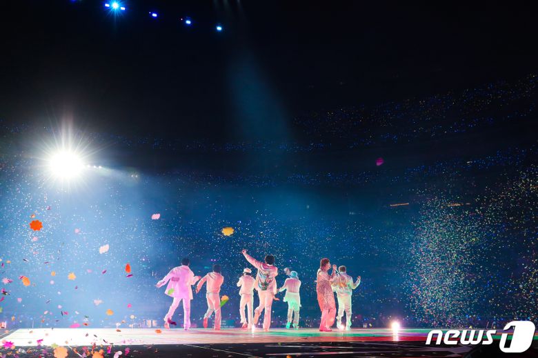 그룹 방탄소년단(BTS)이 28일(현지시간) 미국 로스앤젤레스 소파이 스타디움에서 열린 'BTS 퍼미션 투 댄스 온 스테이지 - LA'(BTS PERMISSION TO DANCE ON STAGE - LA) 공연에서 멋진 무대를 선보이고 있다. (빅히트뮤직 제공)2021.11.29/뉴스1