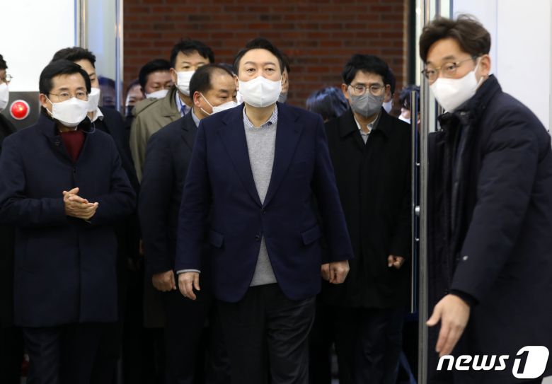 윤석열 국민의힘 대선 후보가 충청권 민생투어 마지막 날인 1일 오전 충남 아산시 폴리텍대학을 방문해 러닝팩토리 실습장을 둘러보고 있다. 2021.12.1/뉴스1 © News1 오대일 기자