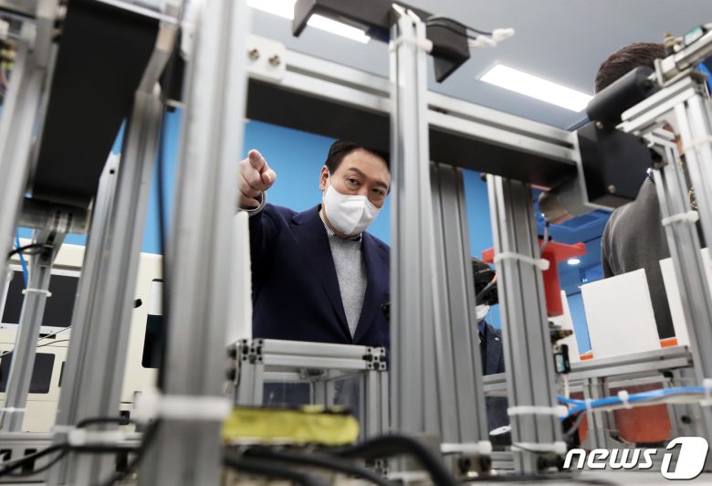 윤석열 국민의힘 대선 후보가 충청권 민생투어 마지막 날인 1일 오전 충남 아산시 폴리텍대학 러닝팩토리에서 학생들의 창고 자동적재 시스템 시연을 지켜보며 대화를 나누고 있다. 2021.12.1/뉴스1 © News1 오대일 기자
