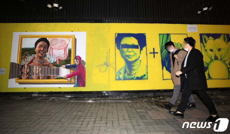 30일 오후 서울 종로구 소재 건물 외벽에 이재명 더불어민주당 대선 후보와 윤석열 국민의힘 대선 후보와 관련된 벽화가 각각 그려져 있다. 2021.11.30/뉴스1 © News1 조태형 기자