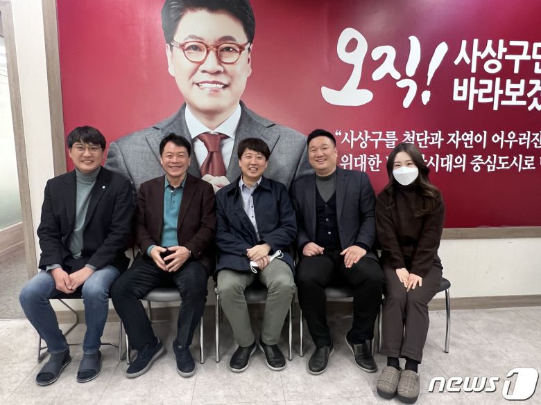 이준석 국민의힘 대표가 1일 장제원 의원 지역구인 부산 사상구 사무실을 방문, 기념촬영을 하고 있다. (이준석 측 제공) 2021.12.1/뉴스1 © News1 임세영 기자