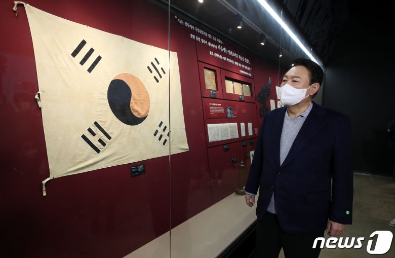 윤석열 국민의힘 대선 후보가 충청권 민생투어 마지막 날인 1일 오전 충남 천안시 독립기념관을 찾아 겨레의 함성관에 전시된 태극기를 살펴보고 있다. 2021.12.1/뉴스1 © News1 오대일 기자