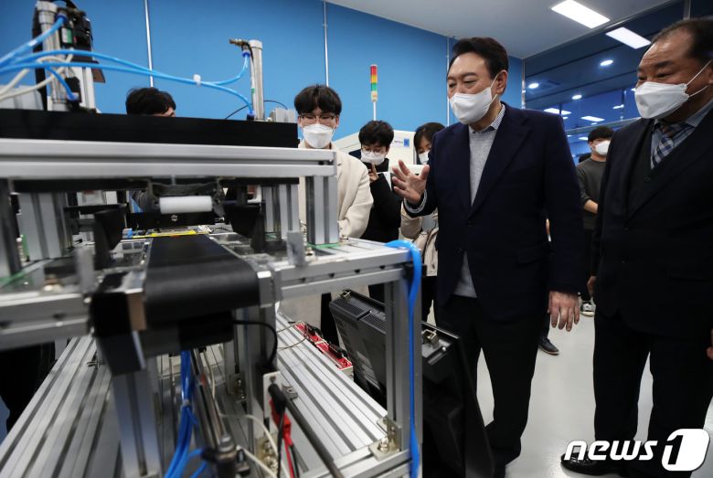 윤석열 국민의힘 대선 후보가 충청권 민생투어 마지막 날인 1일 오전 충남 아산시 폴리텍대학 러닝팩토리에서 학생들의 자동포장 시스템 시연을 지켜보고 있다. 2021.12.1/뉴스1 © News1 오대일 기자