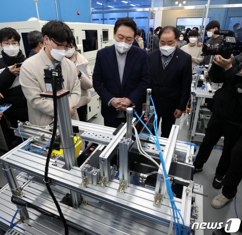 윤석열 국민의힘 대선 후보가 충청권 민생투어 마지막 날인 1일 오전 충남 아산시 폴리텍대학 러닝팩토리에서 학생들의 자동포장 시스템 시연을 지켜보고 있다. 2021.12.1/뉴스1 © News1 오대일 기자