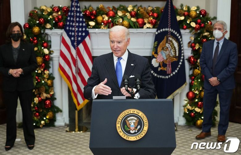 조 바이든 미국 대통령이 29일(현지시간) 워싱턴 백악관에서 카멀라 해리스 부통령, 앤서니 파우치 국립알레르기전염병연구소 소장이 배석한 가운데 코로나19 신종 변이 오미크론의 대응책에 관해 연설을 하고 있다. © AFP=뉴스1 © News1 우동명 기자