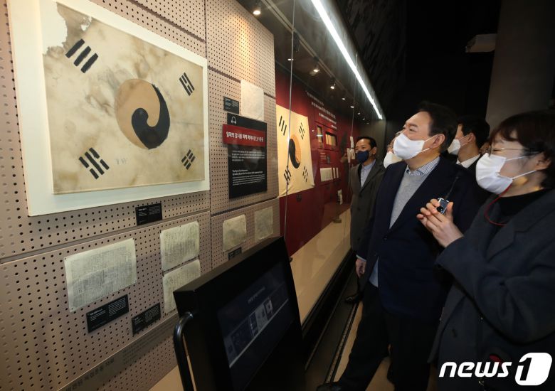 윤석열 국민의힘 대선 후보가 충청권 민생투어 마지막 날인 1일 오전 충남 천안시 독립기념관을 찾아 겨레의 함성관에 전시된 진관사 태극기를 살펴보고 있다. 2021.12.1/뉴스1 © News1 오대일 기자