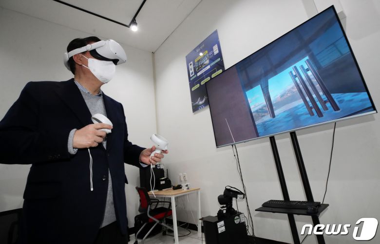 윤석열 국민의힘 대선 후보가 충청권 민생투어 마지막 날인 1일 오전 충남 아산시 폴리텍대학 러닝팩토리 실습장에서 VR 기기를 착용한 채 가상수업 공간을 체험하고 있다. 2021.12.1/뉴스1 © News1 오대일 기자