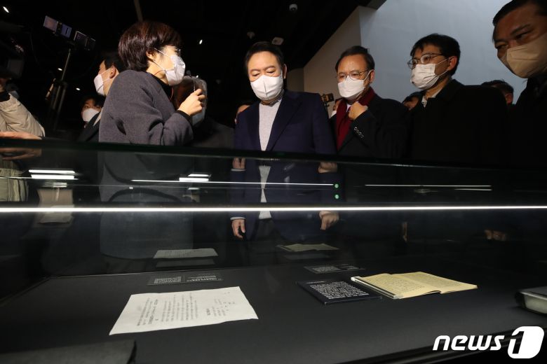 윤석열 국민의힘 대선 후보가 충청권 민생투어 마지막 날인 1일 오전 충남 천안시 독립기념관을 찾아 겨레의 함성 전시관을 둘러보고 있다. 2021.12.1/뉴스1 © News1 오대일 기자