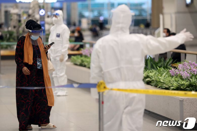 신종 코로나바이러스 감염증(코로나19) 변이 바이러스인 오미크론 확산 우려가 커지고 있는 1일 오후 에티오피아 수도 아디스아바바에서 출발한 승객들이 인천국제공항을 통해 입국하고 있다. 2021.12.1/뉴스 © News1 황기선 기자