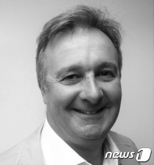 영국 약학전문가 클리브 딕스 박사는 "코로나19 새 변이주 오미크론이 곧 잦아들 '찻잔 속 태풍'에 불과하다"고 말했다. 사진은 영국 메디슨 디스커버리 캐터펄트(MDC) 갈무리. © 뉴스1