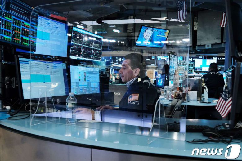 뉴욕증권거래소 객장 트레이더 © AFP=뉴스1