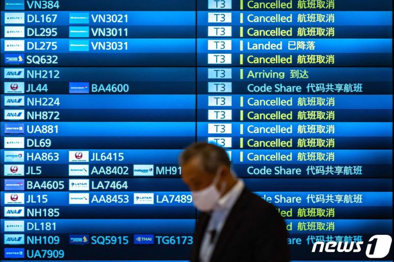 30일 (현지시간) 코로나19 새 변이 오미크론의 유입을 차단하기 위해 외국인의 입국을 금지한 일본의 도쿄 하네다 국제공항의 전광판에 도착 항공기가 줄줄이 취소된 모습이 보인다. © AFP=뉴스1 © News1 우동명 기자