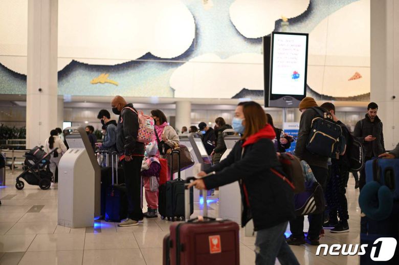 오미크론 확진자가 발생하면저 지난달 30일 뉴욕 라과디아 국제공항에서 여행객들이 마스크를 착용하고 있다. © AFP=뉴스1 © News1 원태성 기자