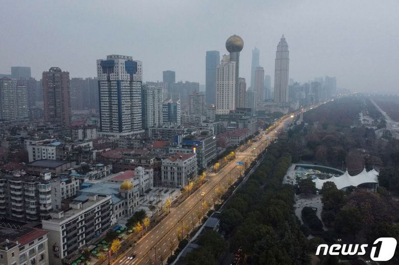 신종 코로나바이러스 감염증인 '우한 폐렴'의 발원지인 후베이성 우한의 즐비한 건물 사이에 인적이 끊긴 모습이 보인다. © AFP=뉴스1 © News1 우동명 기자