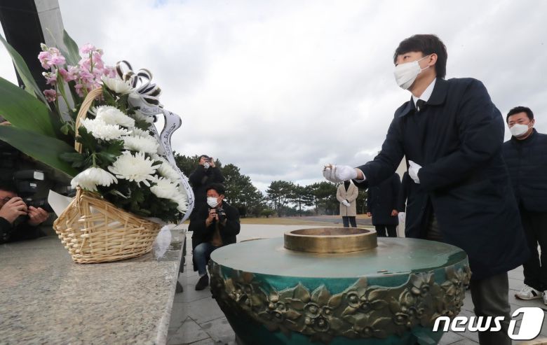 2일 오후 당무를 중단하고 잠행 중인 국민의힘 이준석 대표가 제주시 봉개동 제주4·3평화공원에서 분향하고 있다. 2021.12.2/뉴스1 © News1 오현지 기자