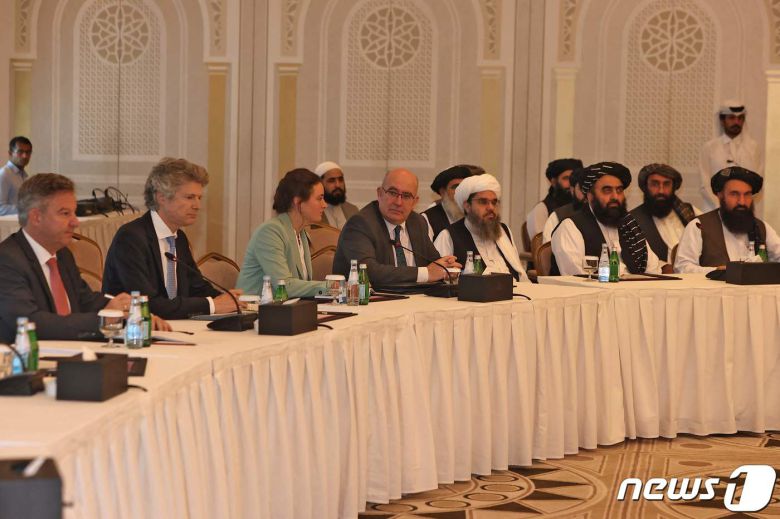 지난 10월12일 카타르 도하에서 미국 및 유럽연합(EU) 외교사절들과 탈레반 대표단이 대면 회담을 진행한 모습. © AFP=뉴스1 © News1 최서윤 기자