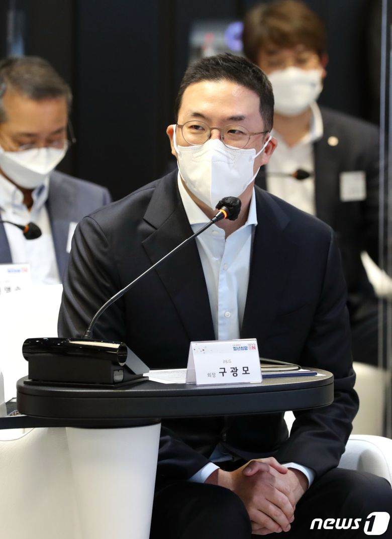 구광모 LG그룹 회장이 21일 서울 강서구 LG사이언스파크에서 열린 청년희망ON 프로젝트 간담회에서 인사말을 하고 있다. 2021.10.21/뉴스1 © News1 송원영 기자