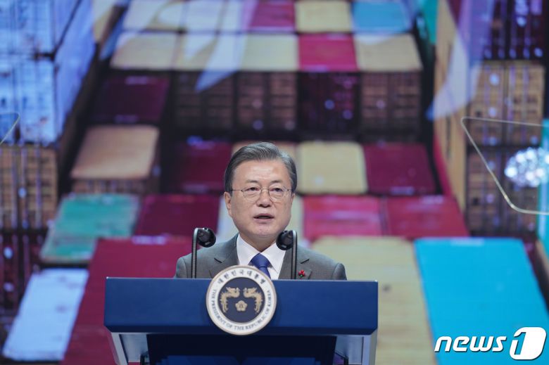 문재인 대통령이 지난 2020년 12월8일 오전 서울 강남구 삼성동 코엑스 아티움에서 열린 제57회 무역의 날 기념식에서 축사를 하고 있다. 2020.12.8/뉴스1 © News1 박정호 기자