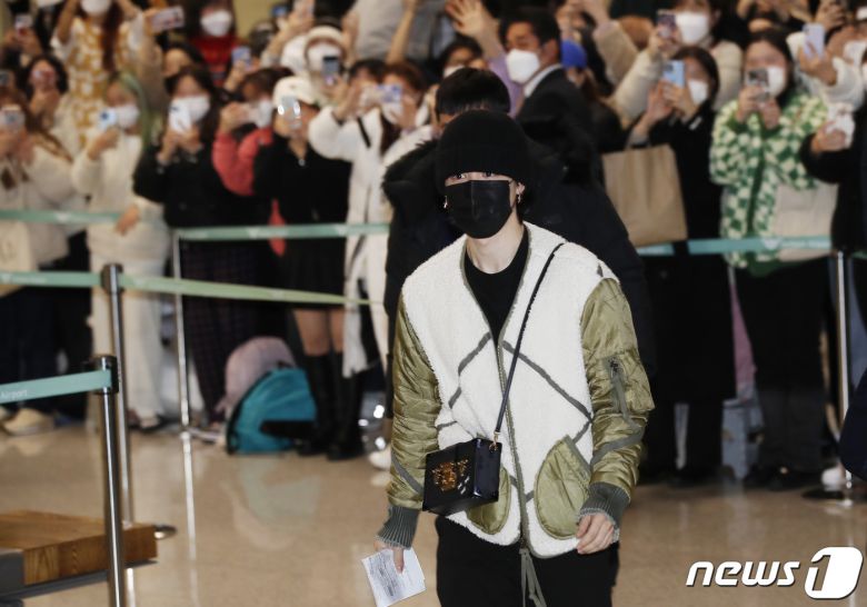 방탄소년단(BTS) 지민이 6일 새벽 LA콘서트를 성황리에 마치고 인천국제공항을 통해 입국하고 있다. © News1 권현진 기자