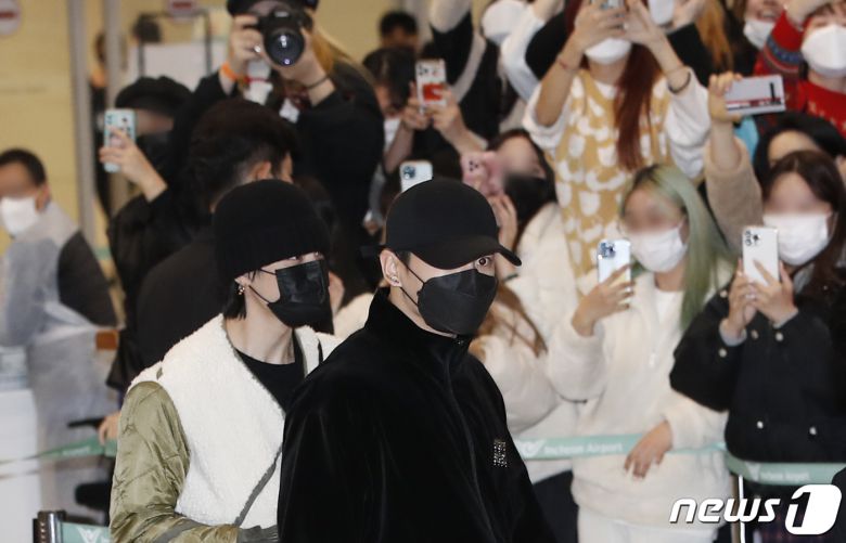 방탄소년단(BTS) 지민, 정국(오른쪽)이 6일 새벽 LA콘서트를 성황리에 마치고 인천국제공항을 통해 입국하고 있다. © News1 권현진 기자