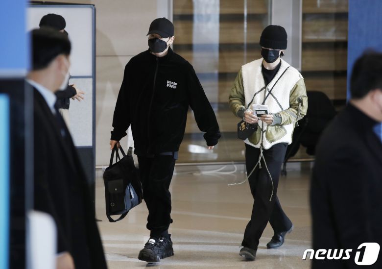 방탄소년단(BTS) 정국, 지민(오른쪽)이 6일 새벽 LA콘서트를 성황리에 마치고 인천국제공항을 통해 입국하고 있다. © News1 권현진 기자
