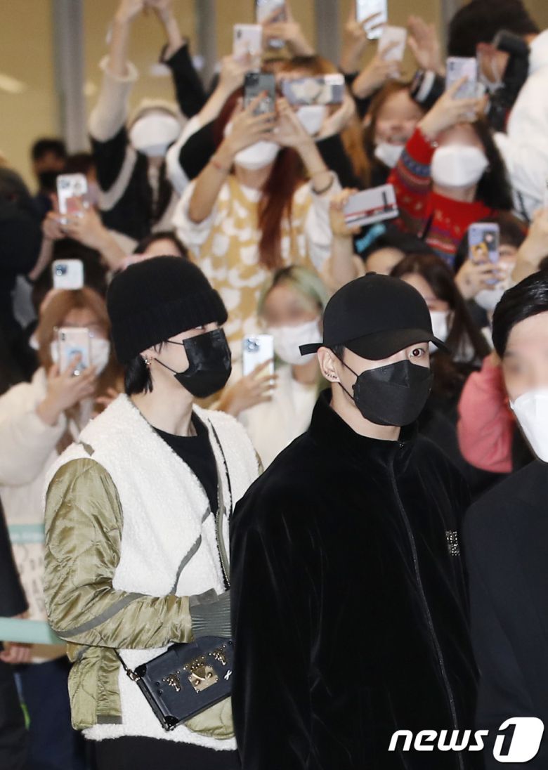 방탄소년단(BTS) 지민이 6일 새벽 LA콘서트를 성황리에 마치고 정국(오른쪽)과 함께 인천국제공항을 통해 입국하고 있다. © News1 권현진 기자