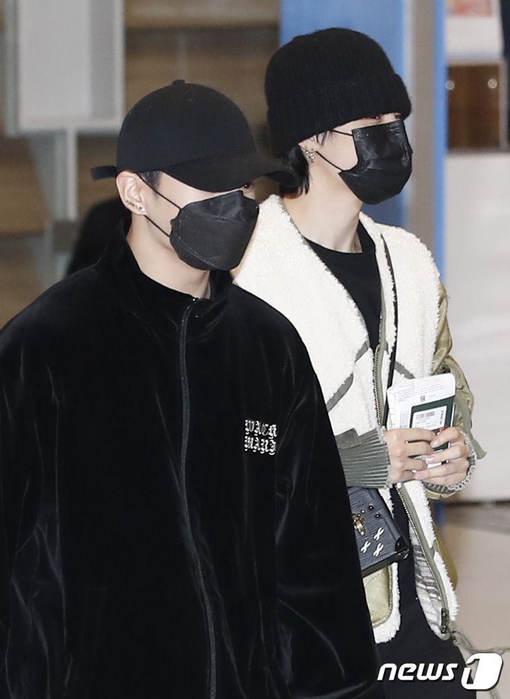 방탄소년단(BTS) 정국, 지민(오른쪽)이 6일 새벽 LA콘서트를 성황리에 마치고 인천국제공항을 통해 입국하고 있다. © News1 권현진 기자