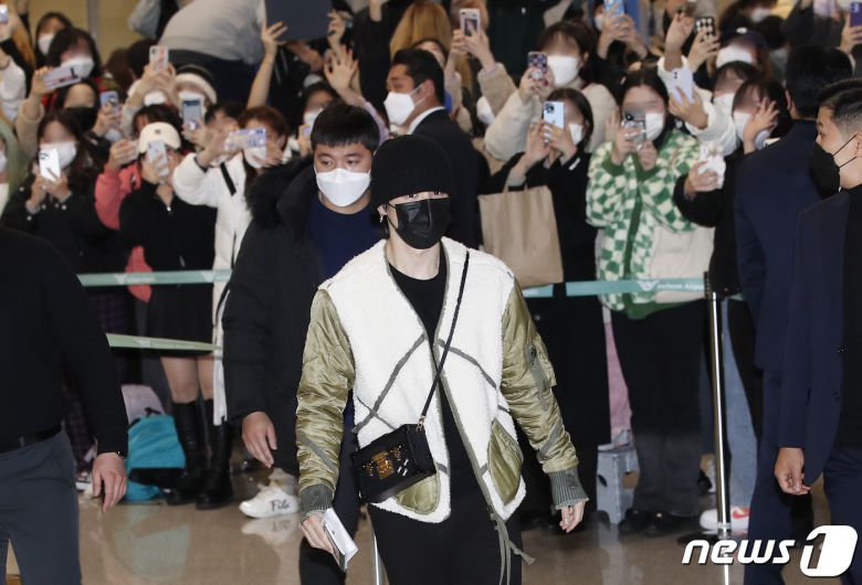 방탄소년단(BTS) 지민이 팬들의 환호를 받으며 6일 새벽 LA콘서트를 성황리에 마치고 인천국제공항을 통해 입국하고 있다. © News1 권현진 기자