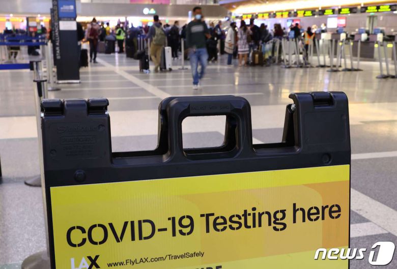 지난 1일(현지시간) 미국 로스앤젤레스 국제공항 내에 있는 코로나19 검사 장소 표지판. © AFP=뉴스1 © News1 원태성 기자