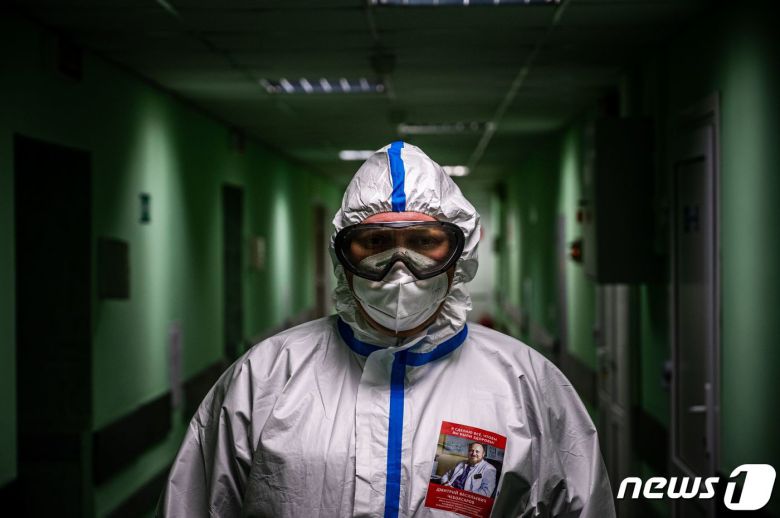 개인보호장비(PPE)를 착용한 러시아의 의사. © AFP=뉴스1