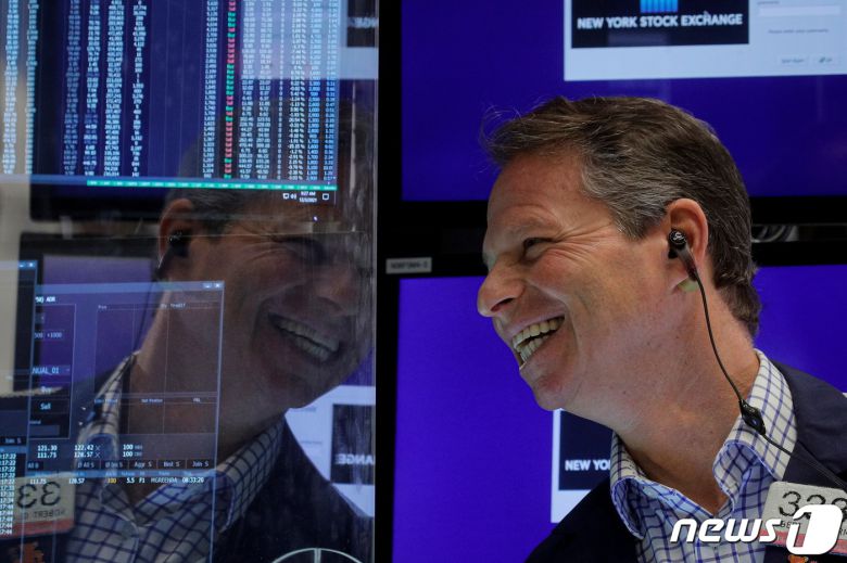 뉴욕증시가 급등하자 한 트레이더가 함박 웃음을 짓고 있다.  © 로이터=뉴스1