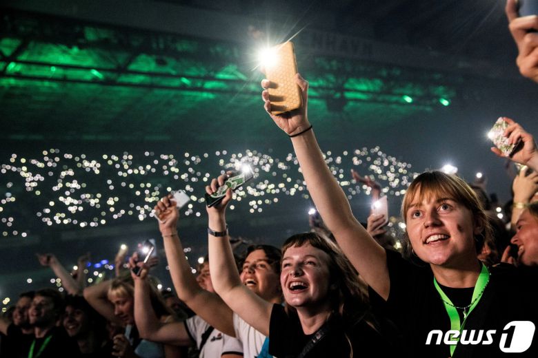 덴마크가 위드코로나를 실시하던 지난 9월11일 코펜하겐 파켄 경기장에서 열린 밴드 'The Minds of 99'의 공연 모습. 관객들이 마스크를 쓰지 않은 모습이다. © 로이터=뉴스1 © News1 최서윤 기자