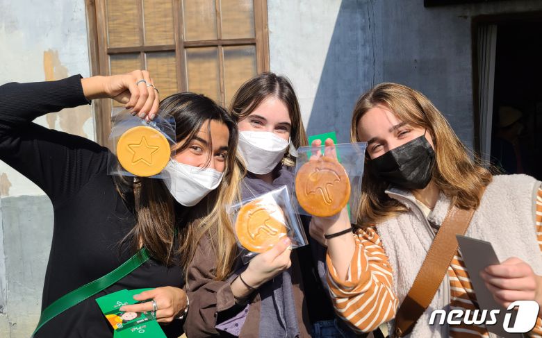 '오징어게임' 열풍에 달고나가 인기 상한가를 기록하고 있다.  뉴스1